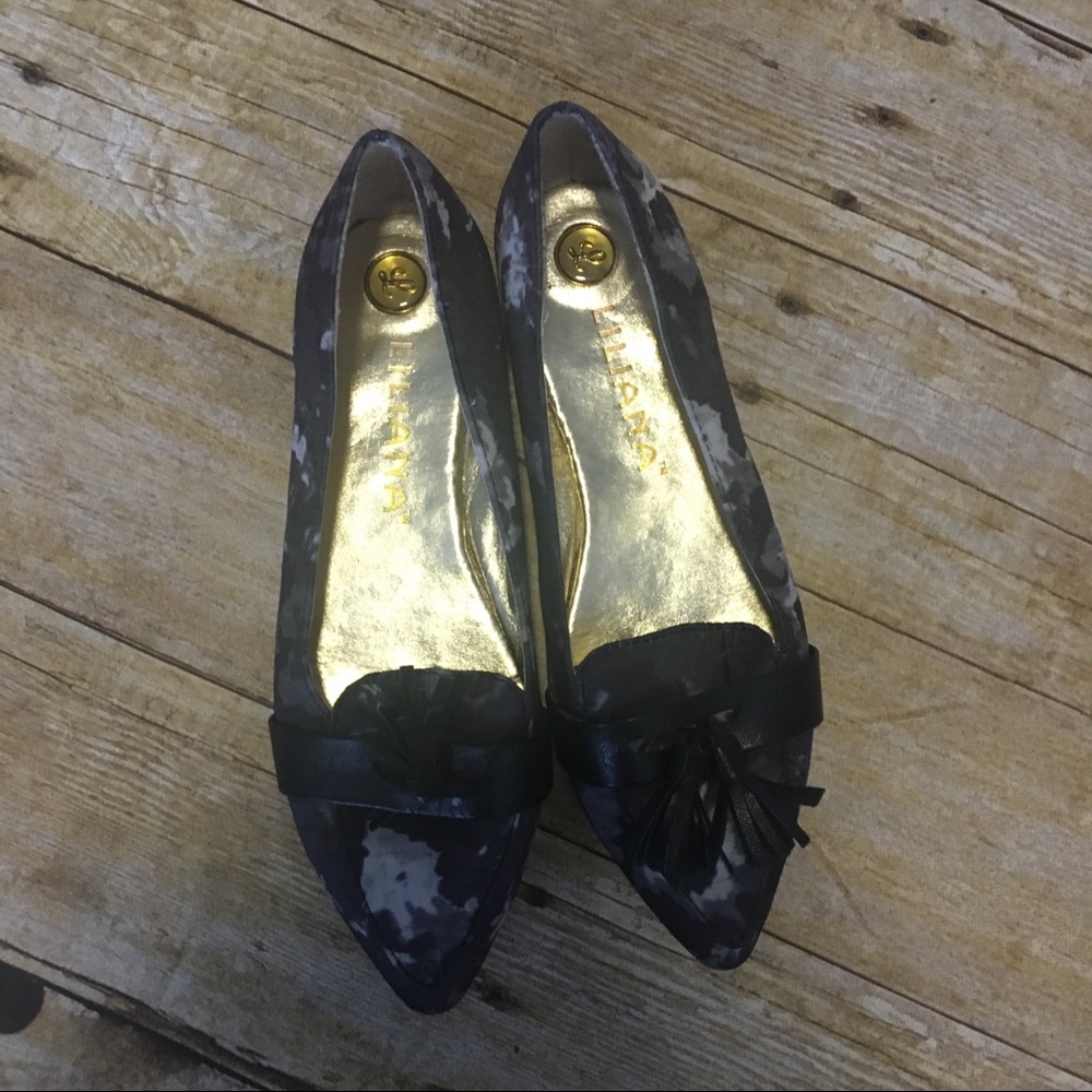 Liliana point toe flats w/tassel. Size 6.